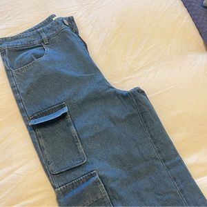 Womens wide leg cargo Jean never worn